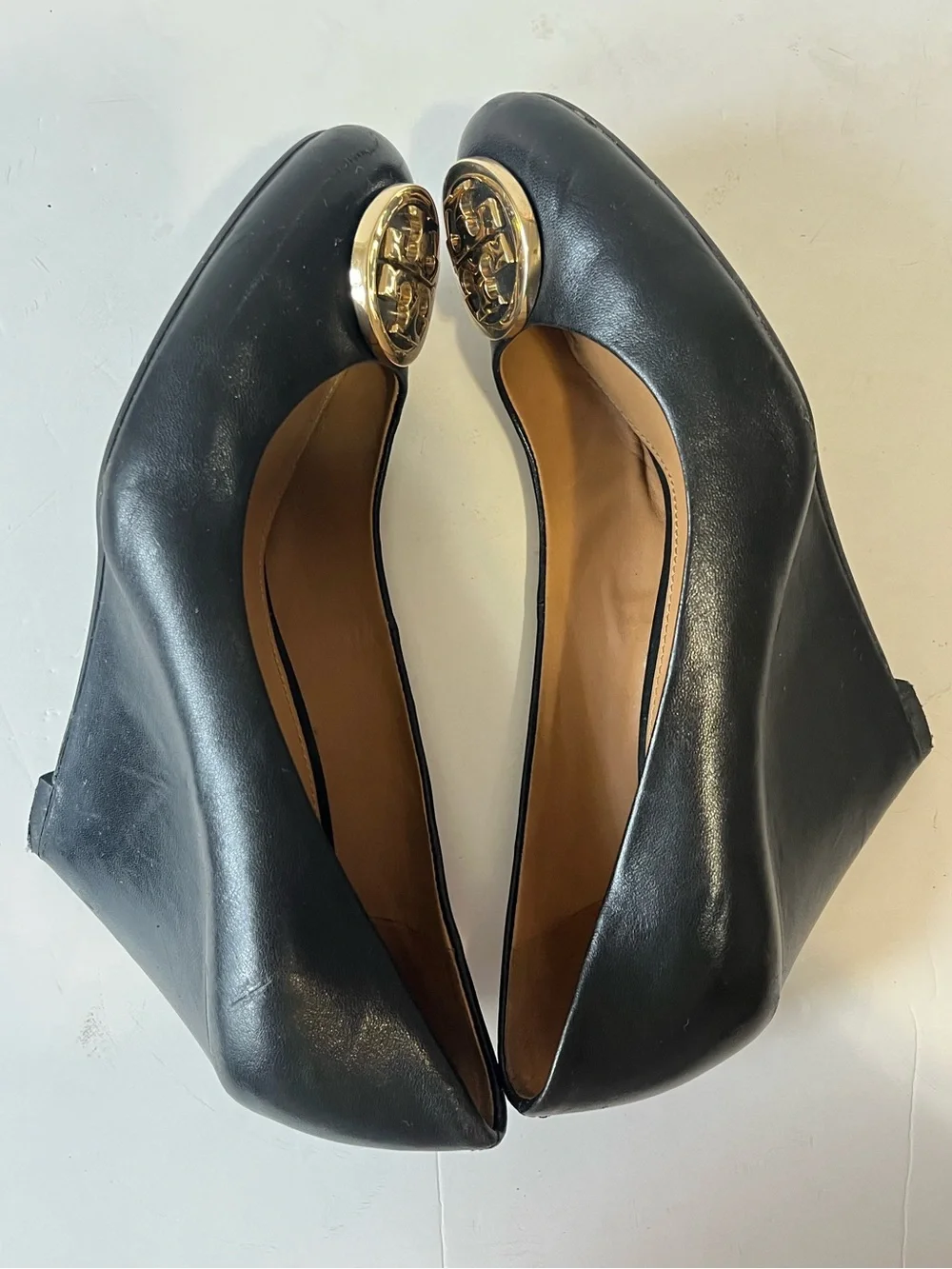 Tory Burch Black Leather logo Gold Emblem Wedge Pumps size 5